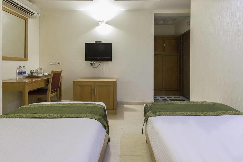 Hotel Bizzotel Gurgaon Ngoại thất bức ảnh